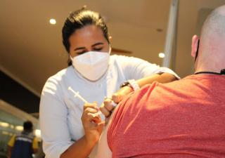 En Centros de Salud aplicarán dosis contra la Covid-19 a niños y adultos 