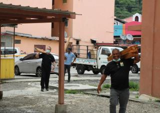 En El Chorrillo entregan ayuda humanitaria a paciente en recuperación por Tuberculosis