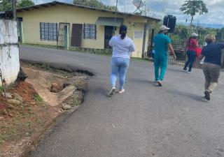 Equipo de epidemiología en búsqueda activa de casos por dengue 