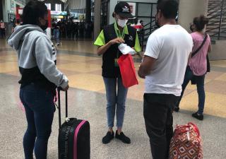 Toma de hisopado voluntario y promoción de la salud en terminal de transporte 