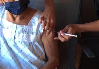 Las vacunas y sus refuerzos se aplican en todos los Centros de Salud de la región metropolitana 
