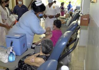 Aplican dosis de refuerzos a adultos mayores en centro de atención integral de El Chorrillo 