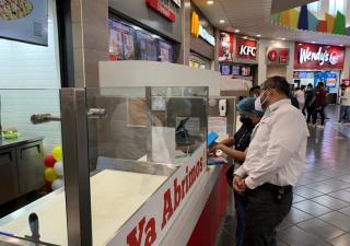Equipo metropolitano de Salud verifica restaurantes en centro comercial