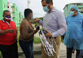 Distribuyen mascarillas en Curundú y verifican su uso en el Parque Omar