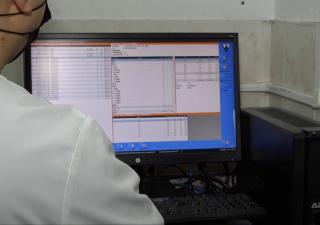 Equipo tecnológico de laboratorio que agiliza procesos de análisis químico