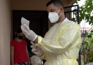 Pacientes encamados y discapacitados reciben su dosis en el circuito 8-10