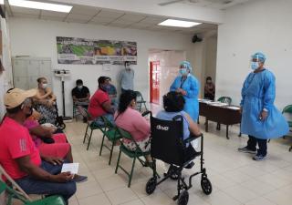 Aplican más de 1,800 dosis de vacunas a la fase 1 B en la capital