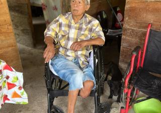 Regional de Salud de Panamá Oeste entrega silla de ruedas a paciente 