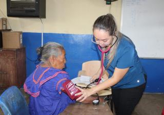 Más de 100 personas de la comunidad de La Carrillo se benefician con servicios de salud 