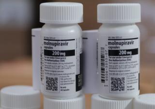 Tratamientos orales para combatir la COVID-19 ya están disponibles en las 15 regiones de Salud
