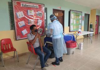 Proceso de vacunación en comarca Ngäbe-Buglé