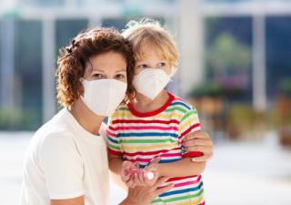 Padres deben extremar medidas sanitarias con menores de edad. 