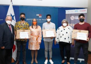 Realizan acto de premiación de videos sobre el día de No Fumar