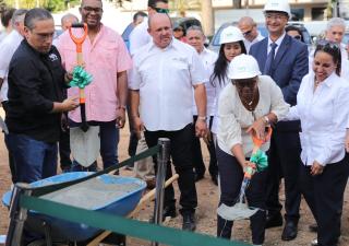 Minsa presente en la primera palada  de Hospital Profesional