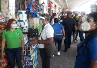 Realizan fuertes operativos en establecimientos comerciales 