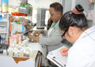 MINSA detecta irregularidades en cinco farmacias de Colón