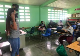 Realizan charla sobre hábitos de higiene personal en el Centro de Educación Básica de Unión de Azuero, Panamá Este