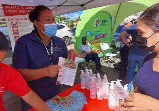 Región de Salud de Panamá Este en feria de productores