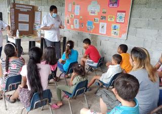Veterinarios en Panamá Norte vacunan a mascotas e imparten charlas a estudiantes de la escuela Guillermo Paterson