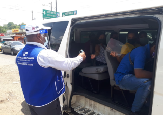 Panamá Norte entrega pantallas faciales a los usuarios del transporte público
