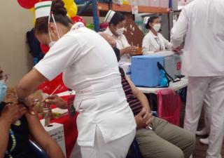 Adultos y niños en Panamá Norte acuden a vacunarse contra la hepatitis 