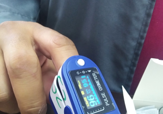 Pacientes positivos con COVID-19 reciben “kit” Protégete Panamá que incluye un oxímetro