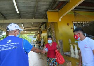 Personal de Panamá Oeste entrega bolsas de comidas 