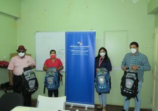 Programa de adolescentes en Panamá Oeste entrega mochilas con kits de material didáctico.