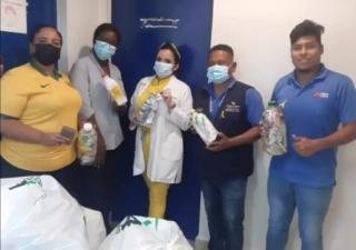 Primera entrega de botella de amor por el equipo del Minsa-Capsi de Burunga