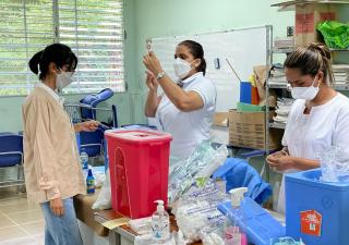 Personal de enfermería sigue colocando la dosis bivalente en Panamá Oeste