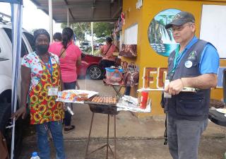Coordinan operativos durante los desfiles para mantener vigilancia en los puestos temporales de alimentos en Panamá Oeste