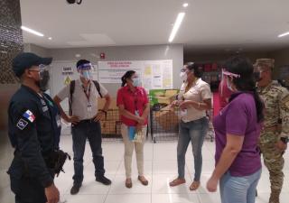 Restricciones no detienen aglomeraciones en supermercados 