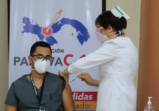 Vacuna COVID-19 prepara al organismo para atacar al virus