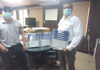 Donan pantallas faciales para personal de salud  