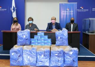 Diputados panameños en el Parlacen realizan donación al MINSA