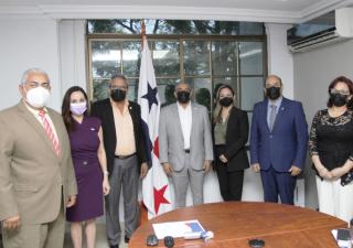 Diputados del Parlacen se reúnen con ministro Sucre 