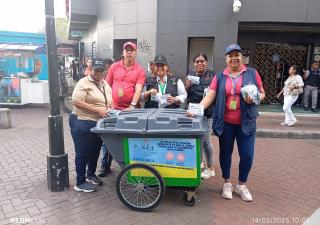 La región Metropolitana realiza docencia en el área de la peatonal.