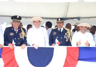 MINSA rinde honores a los símbolos patrios