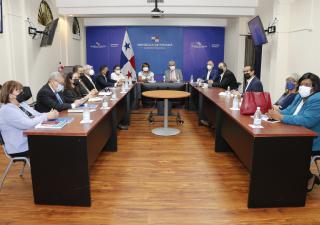 Directivos de farmacéutica PiSA visitan Ministerio de Salud