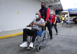 Continúa vacunación por segundo día en la Arena Roberto Durán  
