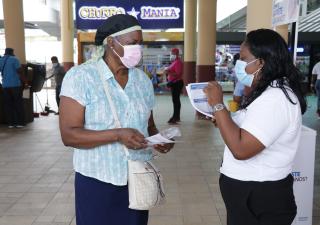 Distribuyen material informativo en el día mundial de la prevención del cáncer cérvico uterino  
