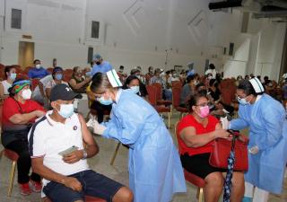 Mil pacientes con enfermedades crónicas se aplican su dosis contra la COVID-19 en el Salón Vasco Núñez de Balboa