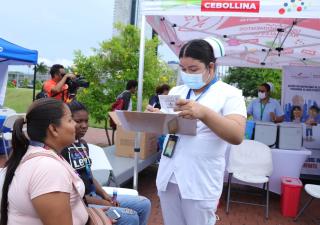 Asistencia masiva durante jornada de vacunación en la Cinta Costera