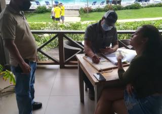 Minsa inspecciona comercios en playa Venao de Los Santos 