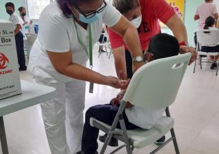 Continúa la aplicación de dosis contra la COVID-19 en Centros de Salud y centros comerciales de la capital 