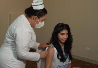 Pacientes con disautonomía reciben vacuna de influenza y Covid-19 
