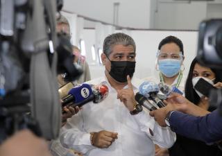 Pantalla facial: barrera para evitar contagios, Ministro Sucre