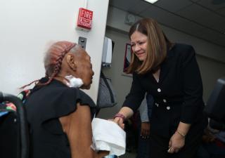 Ministra Turner se compromete a continuar la lucha contra el cáncer