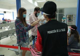 Distribuyen pantallas de protección en el Aeropuerto Internacional Marcos A. Gelabert