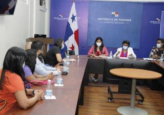 Reunión con personal del hospital Panamá Solidario